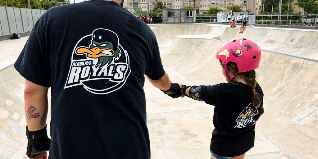 Clases-de-Roller-Freestyle-Betero-Skatepark-Bowl-Club-Patinaje-Valencia-Royals-Monitor-y-Alumna-Niña