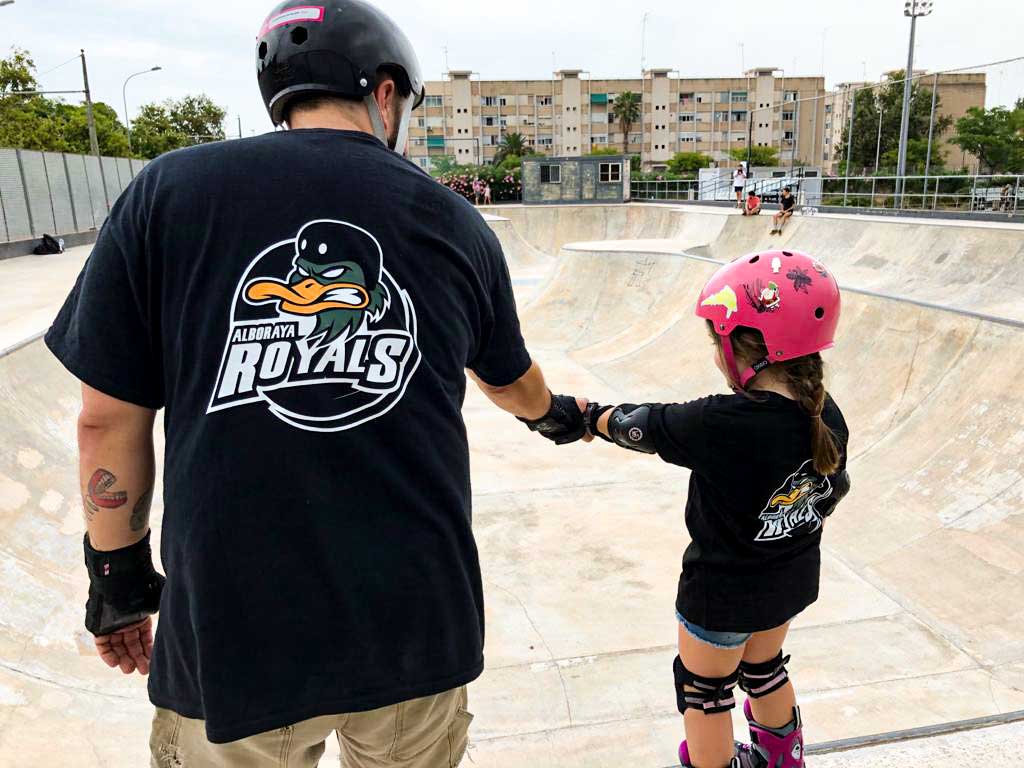 Clases-de-Roller-Freestyle-Betero-Skatepark-Bowl-Club-Patinaje-Valencia-Royals-Monitor-y-Alumna-Niña