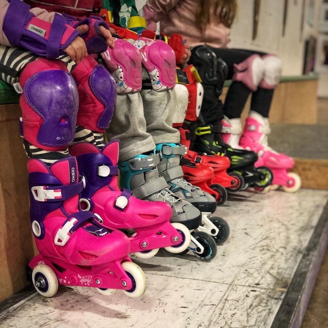 Clases de Patinaje Valencia Niños Sentados Patines 001