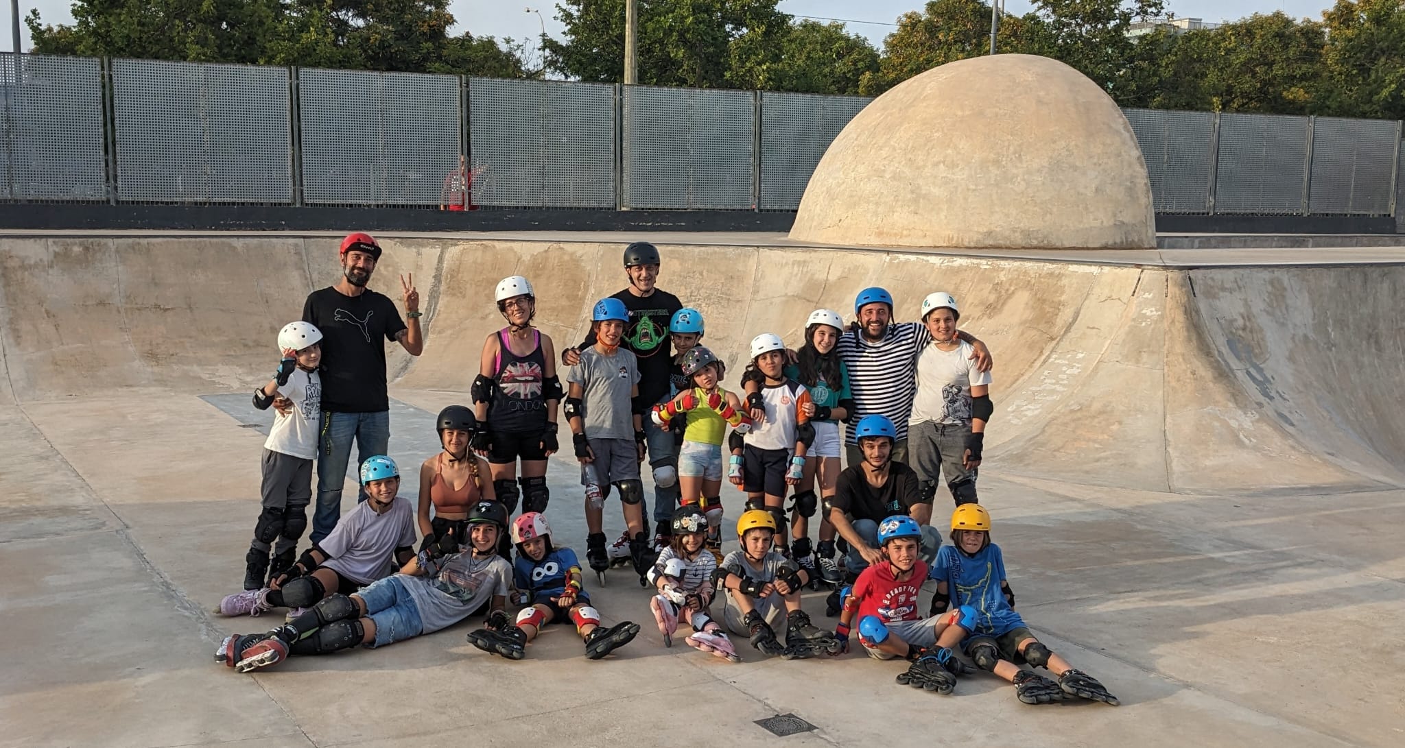 Grupo de niños en el skatepark