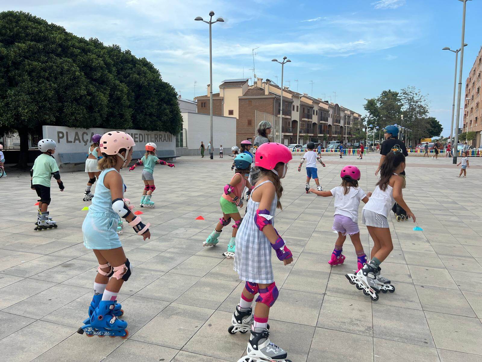 Grupo de niños patinando en Beteró